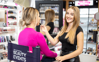 Beauty Session: BIPA Make-up Artistin beim Schminken einer Kundin in der Filiale.
