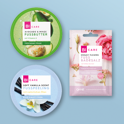 BI CARE Fußpflege: Fußbutter mit Avocado & Minze, Fußpeeling mit Vanille & Rosen-Salzbad auf blauem Hintergrund.