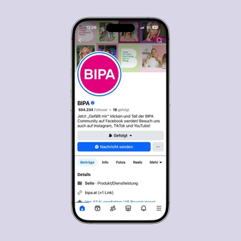 Smartphone zeigt die BIPA Facebook Seite mit Beiträgen, Profilinformationen und Community-Bereich für Updates.
