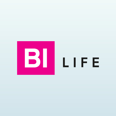 BI LIFE Logo mit pinkem Quadrat und schwarzer Schrift auf hellblauem Hintergrund – BIPA Eigenmarke.