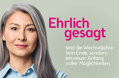 Grauhaarige Frau im blauen Hemd vor grauem Hintergrund mit Zitat über Chancen in den Wechseljahren