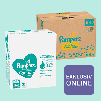 Pampers Aqua Feuchttücher und Pampers Premium Protection Windeln im Vorteilspack mit ‚Exklusiv Online‘ Hinweis auf hellblauem Hintergrund.