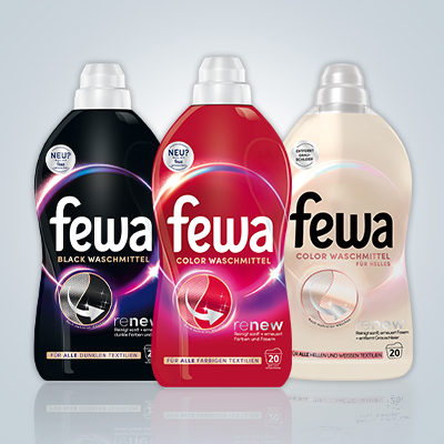 Drei Fewa Flüssigwaschmittel in verschiedenen Sorten und Farben vor grauem Hintergrund – sanfte Textilpflege. - Link zur Markenseite/Flüssigwaschmittel