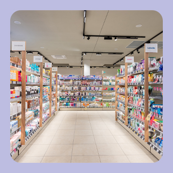 BIPA Filialgang mit Regalen voller Pflege-, Beauty- und Haushaltsprodukte; übersichtlicher Drogeriemarktbereich.