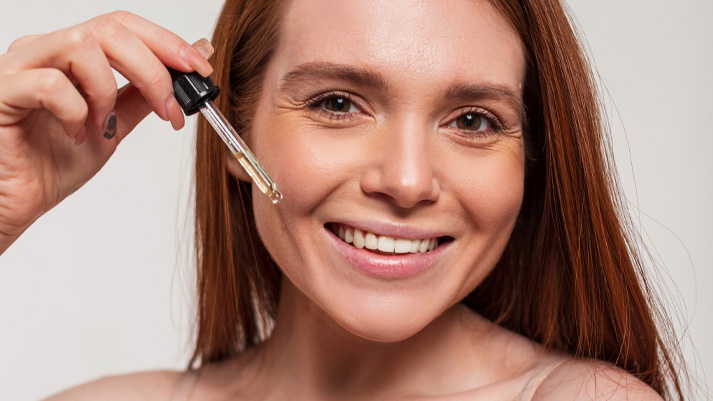 Pipette mit Pflegeserum wird auf Haut aufgetragen, Symbolbild für Gesichtspflege, Anti‑Aging und Beauty‑Routine.