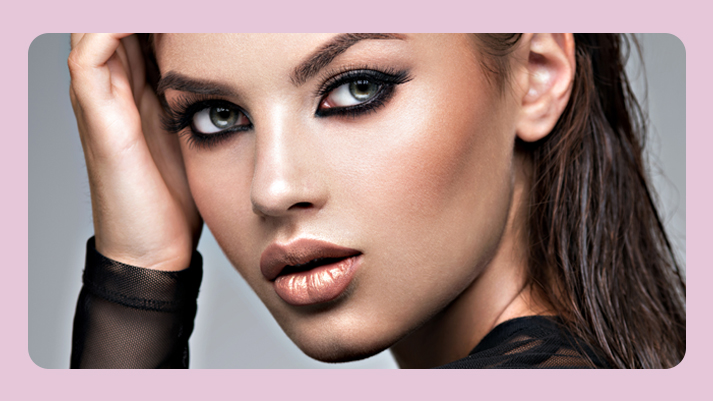 Beauty‑Look mit leicht verwischtem Eyeliner und nassem Hair‑Finish, moderner Smudged‑Liner‑Trend.