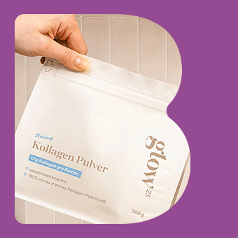 Hand hält Beutel mit Kollagen Pulver Nahrungsergänzung, Produktverpackung für Haut, Haare und Nägel von BIPA