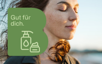 Grünes B-Icon mit Pflegeprodukten und Text "Gut für dich" vor Person mit geschlossenen Augen