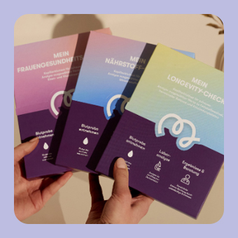 Drei MavieMe Gesundheits‑Tests in Händen, Frauengesundheits‑, Nährstoff‑ und Longevity‑Check für Blutwerte und Vorsorge zuhause