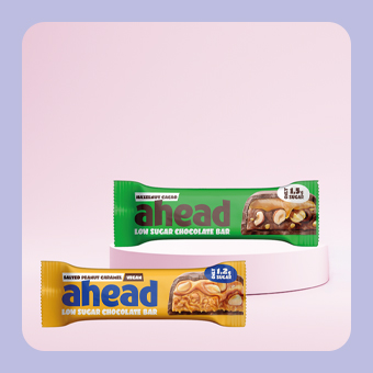 Ahead Proteindriegel in zwei Sorten mit Erdnuss und Karamell vor hellem Hintergrund, Snack für Sport und Fitness