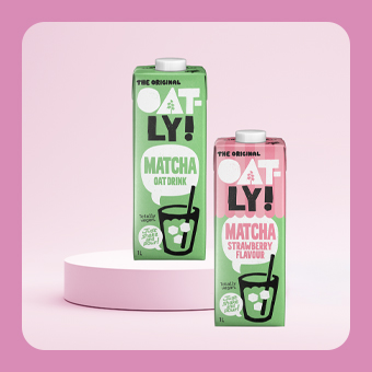 Oatly Haferdrink Matcha in zwei Packungsgrößen auf Podest, pflanzlicher Drink ohne Milch für bewusste Ernährung