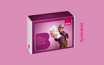 BIPA Eigenmarken‑Box auf rosa Hintergrund mit Pflegeprodukt und Werbefigur – Symbolbild für hochwertige BIPA Marken.