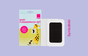 BIPA Baby Fußabdruck‑Set als Symbolbild mit Giraffenillustration und Stempelkissen zum Festhalten erster Erinnerungen.