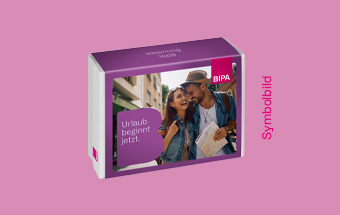 Geschenkbox zur BIPA Bonusbox Aktion Reisen mit Abbildung eines reisenden Paares und Text „Urlaub beginnt jetzt“, ideale Geschenkidee