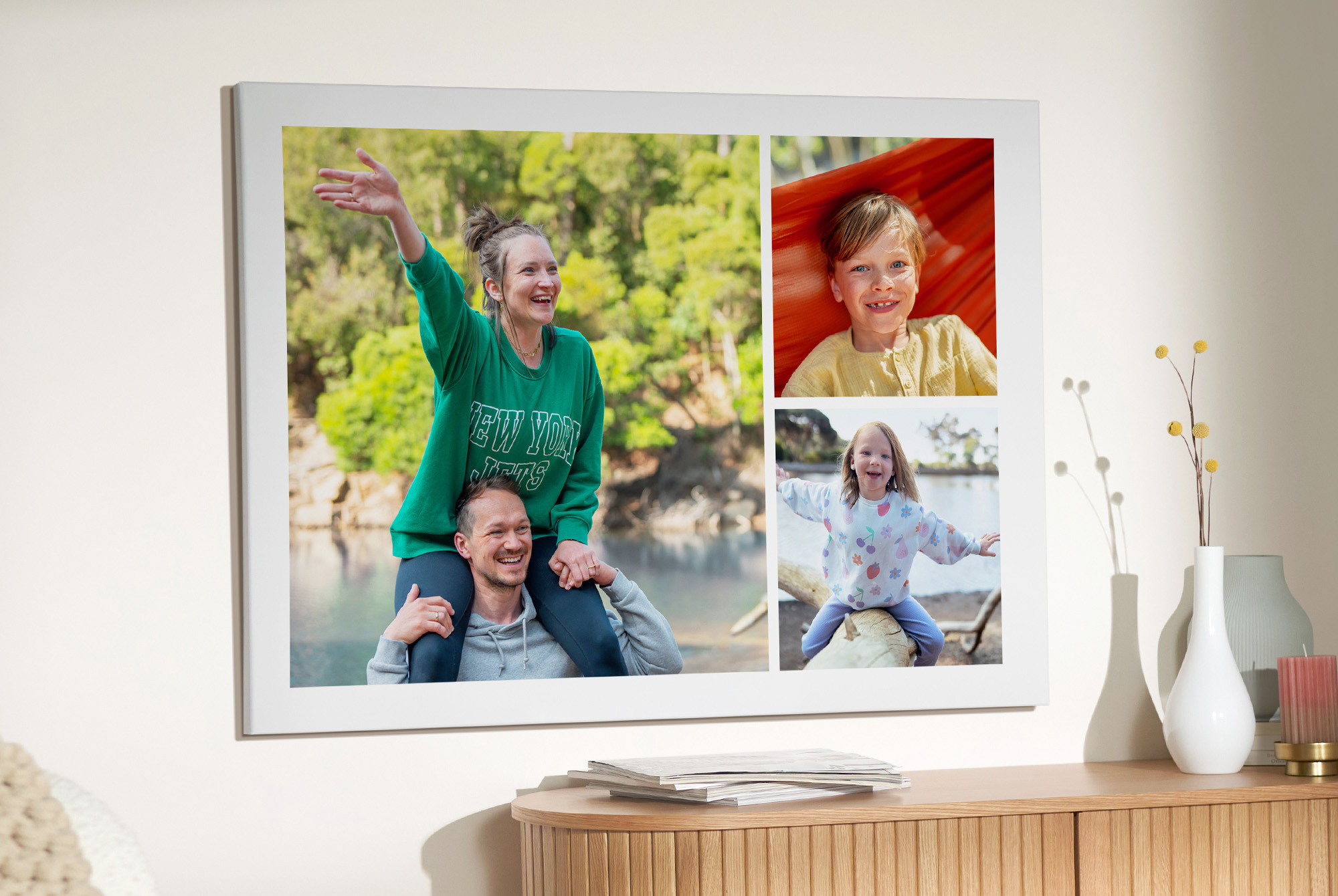 Ein Wandbild mit einer Collage mit Familienfotos aufgehangen über einer Kommode