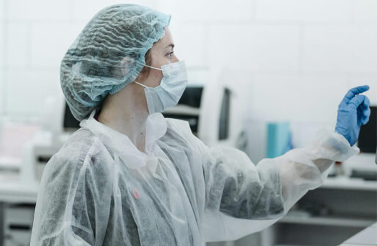 Analyse im akkreditierten Partnerlabor: Labor-Mitarbeiter mit Maske und Schutzanzug