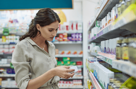 Frau im Supermarkt am Produkte kaufen