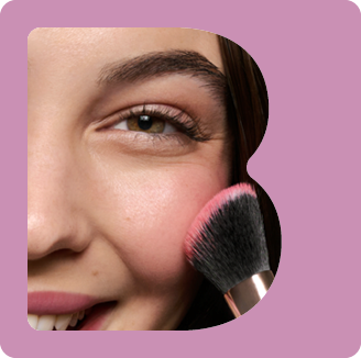 Gesicht mit rotem Lippenstift vor lila Hintergrund – Nagel- und Lippenpflege