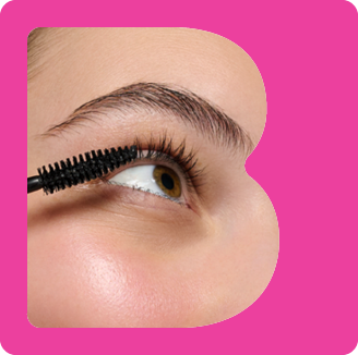 Nahaufnahme einer Hand mit Make-up-Pinsel vor glänzenden Lippen – Beauty-Accessoires und Kosmetik-Trend