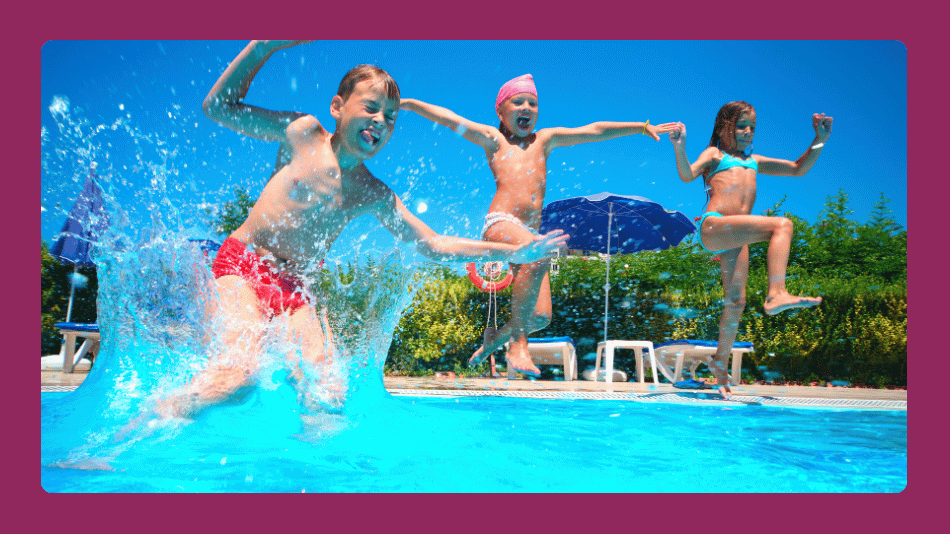 Kinder springen in einen Pool im Garten – Sommer und Sonnenschutz für Kinder