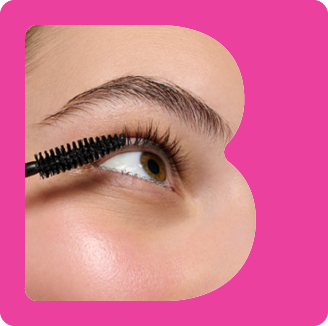 Nahaufnahme einer Hand mit Make-up-Pinsel vor glänzenden Lippen – Beauty-Accessoires und Kosmetik-Trend