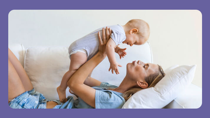 Erwachsene Person hält ein Baby über sich, zeigt spielerische Nähe und liebevolle Momente mit Kindern.