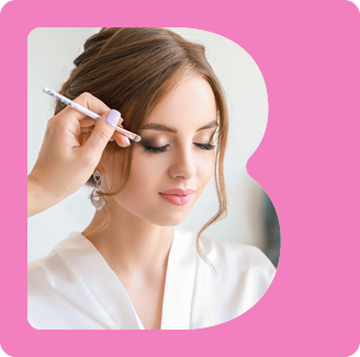 Make-up Artist schminkt Braut mit blonden Haaren und weißem Kleid – Hochzeitsvorbereitung, Brautstyling, Beauty-Service