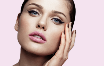 Nahaufnahme eines Gesichts mit markantem Eyeliner - Link zu Eyeliner auftragen Tipps