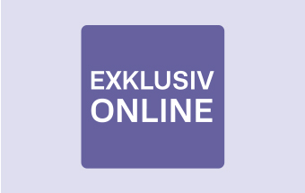 Exklusiv Online Schild in hellblau auf grauem Hintergrund.