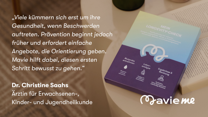Person hält Mavie Zuhause‑Gesundheitstests in der Hand, Banner zu Gesundheitsanalyse, Laborcheck und Online‑Beratung