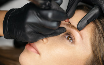 Microblading-Behandlung: Pigmentierung der Augenbrauen für vollere Brows – Beauty-Trend, Kosmetikstudio, Pflege. Copyright: Getty Images