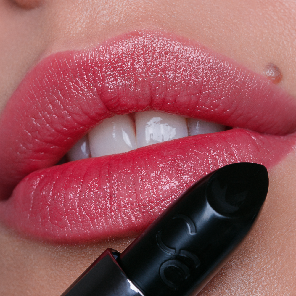 Bild: Catrice Dark Ruby Glow Lip Balm 