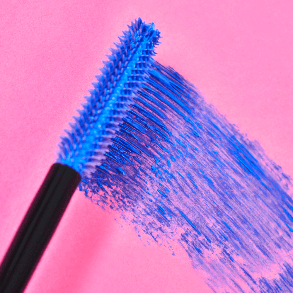 Bild: essence I LOVE EXTREME BLUE crazy volume mascara