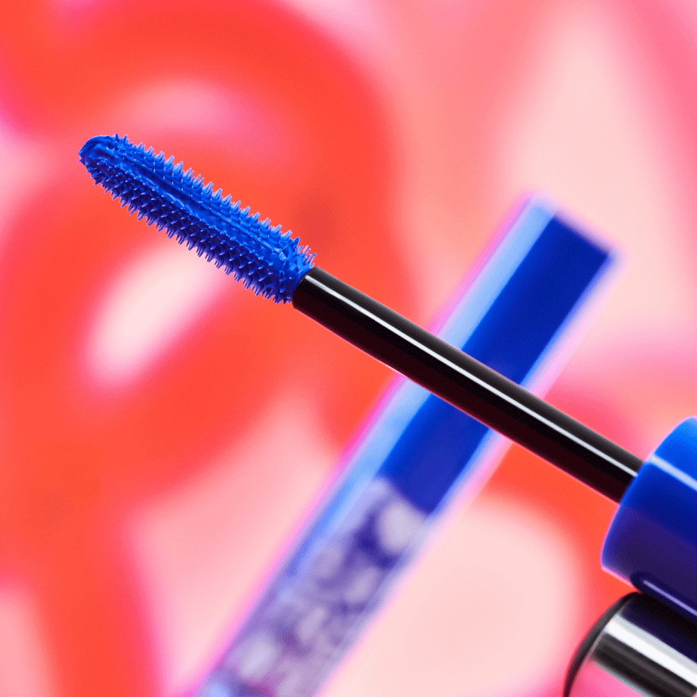 Bild: essence I LOVE EXTREME BLUE crazy volume mascara