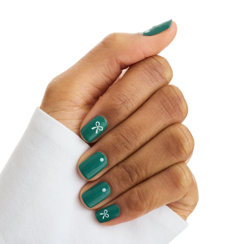 Bild: essence PUT A bow ON IT nail sticker