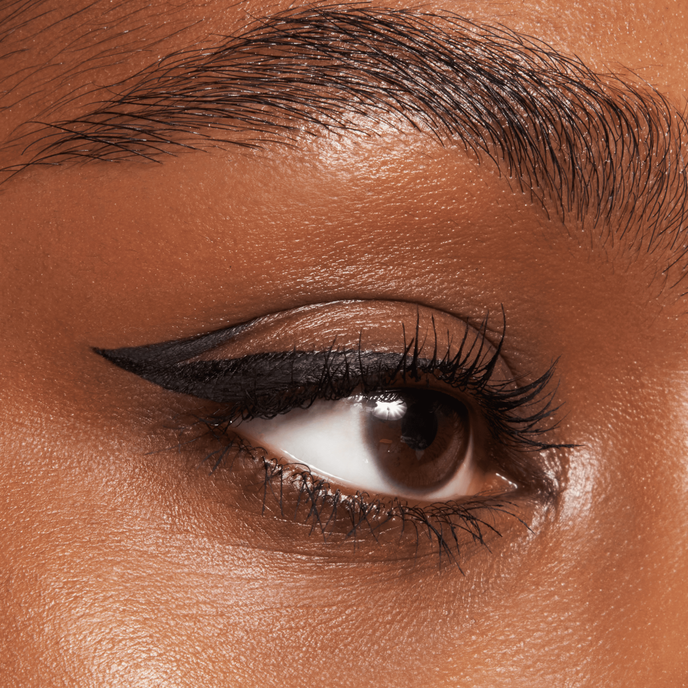 Bild: essence STAY & PLAY GEL EYELINER POT