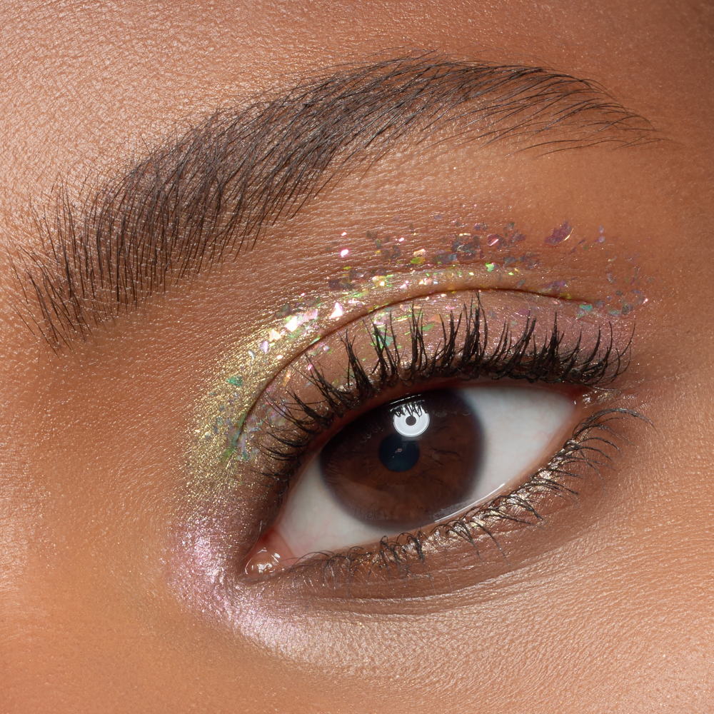 Bild: essence Multichrome flakes Eyeshadow Topper