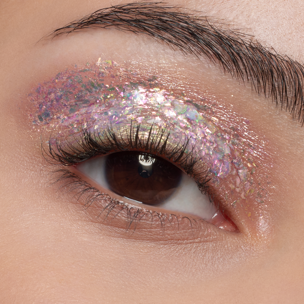 Bild: essence Multichrome flakes Eyeshadow Topper