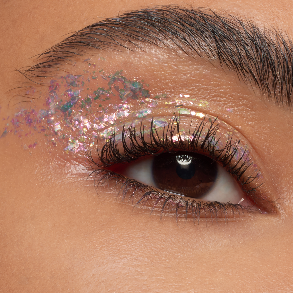 Bild: essence Multichrome flakes Eyeshadow Topper