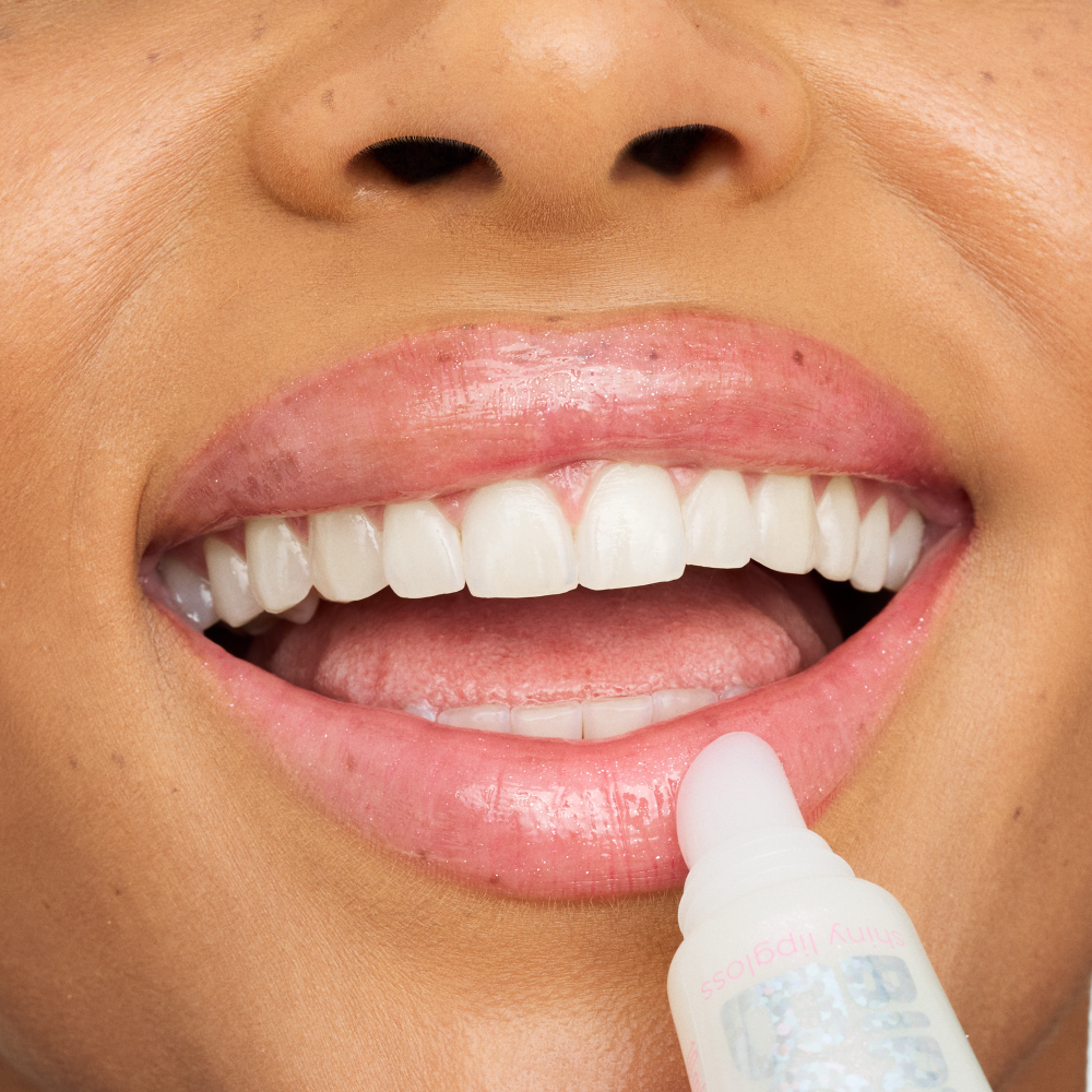 Bild: essence BIRTHDAY BOMB shiny lipgloss Cake My Day!