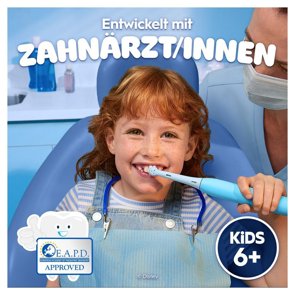 Zahnarzt & Kind im Zahnarztstuhl, das die iO Kids 6+ hält. Text: Entwickelt mit ZahnärztInnen.
