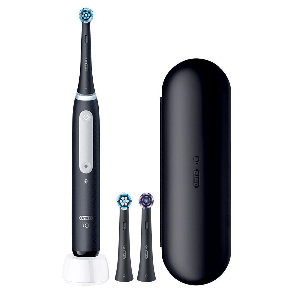 Oral-B iO elektrische Zahnbürste mit zwei Aufsteckbürsten, Ladestation und Reiseetui. [DA] Oral-B iO elektrisk tandbørste i sort med oplader, to børstehoveder og et rejseetui. [SV] Oral-B iO eltandborste i svart, visad med laddare, resefodral och två utbytesborsthuvuden. [FI] Oral-B iO -sähköhammasharja, latausteline, kaksi harjaspäätä ja matkakotelo. [IT] Oral-B iO spazzolino elettrico nero con custodia da viaggio e due testine di ricambio. [FR] Oral-B iO brosse à dents électrique noire, avec deux têtes de brosse, un étui de voyage et une base de chargement. [NL] Oral-B iO elektrische tandenborstel, zwart, met reisetui, oplaadstation en twee opzetborstels. [NO] Oral-B iO elektrisk tannbørste med reiseveske og to børstehoder. [PL] Oral-B iO szczoteczka do zębów w kolorze czarnym, z etui podróżnym, dwiema końcówkami i bazą ładującą. [PT] Escova de dentes Oral-B iO preta com estojo de viagem e dois cabeçotes de substituição. [ES] Cepillo de dientes Oral-B iO negro, mostrando el estuche de viaje y dos cabezales de repuesto.;