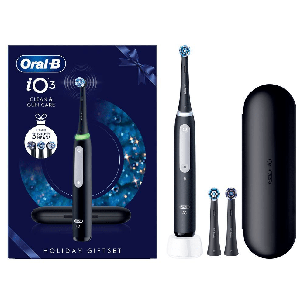 Oral-B iO3 elektrische Zahnbürste, Holiday Giftset, mit drei Aufsteckbürsten und Reiseetui. [SV] Oral-B iO3 Holiday Giftset med förpackning som framhäver att 3 borsthuvuden ingår. [DA] Oral-B iO3 elektrisk tandbørste julesæt, hvor emballagen fremhæver, at der medfølger 3 børstehoveder. [FI] Oral-B iO3 -hammasharjan joulupakkaus, jossa on kolme harjaspäätä. [IT] Oral-B iO3 spazzolino elettrico nero, confezione regalo con 3 testine di ricambio per pulizia e cura delle gengive. [NL] Oral-B iO 3 elektrische tandenborstel vakantieset met reisopbergdoos en drie opzetborstels voor een complete mondreiniging en tandvleesverzorging. [NO] Oral-B iO3 elektrisk tannbørste Holiday Giftset med emballasjen som fremhever 3 børstehoder inkludert. [PT] Oral-B iO3 conjunto de presente de Natal, com a embalagem destacando que inclui 3 cabeças de escova. [FR] Oral-B iO3 coffret cadeau de fin d'année avec trois brossettes incluses. [PL] Oral-B iO3, zestaw świąteczny, w pudełku z 3 końcówkami szczoteczek oraz szczoteczka z etui podróżnym. [ES] Oral-B iO3 Holiday Giftset, con el cepillo de dientes y su caja que destaca la inclusión de 3 cabezales.;