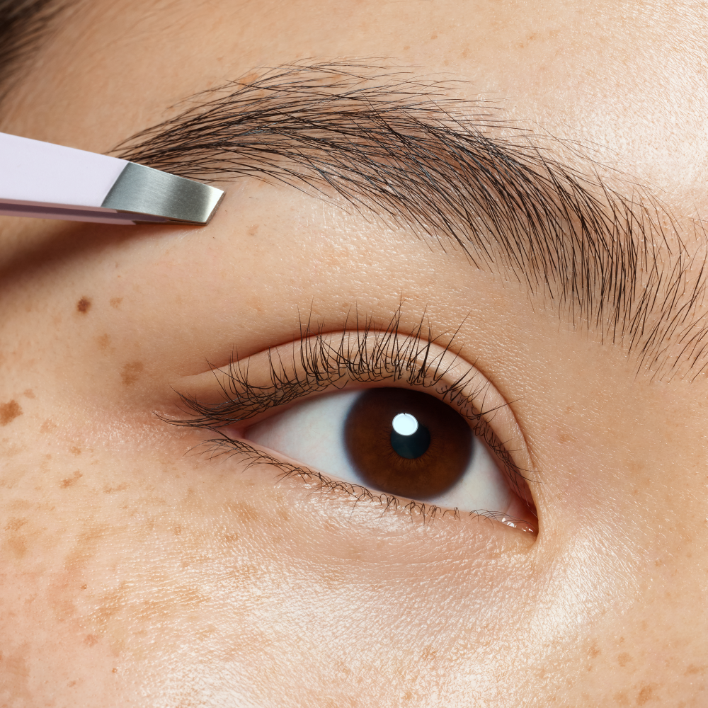 Bild: essence BROW TWEEZER