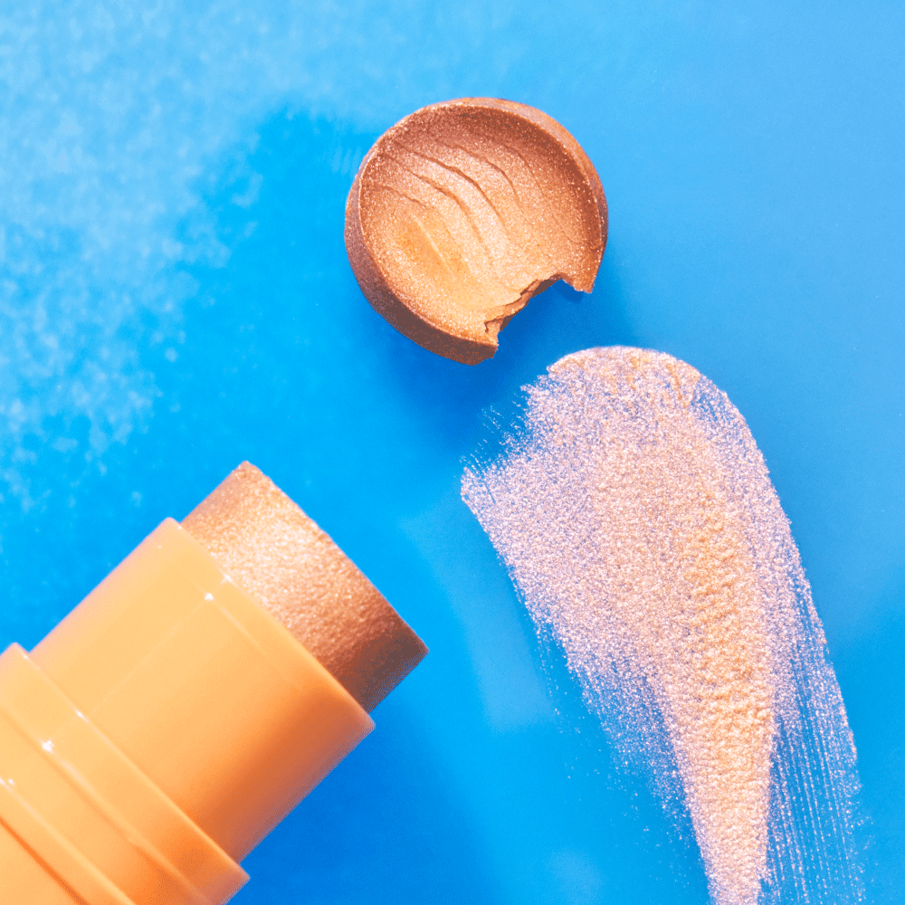 Bild: essence BABY GOT HOLO GLOW highlighter stick Holy Apricotly