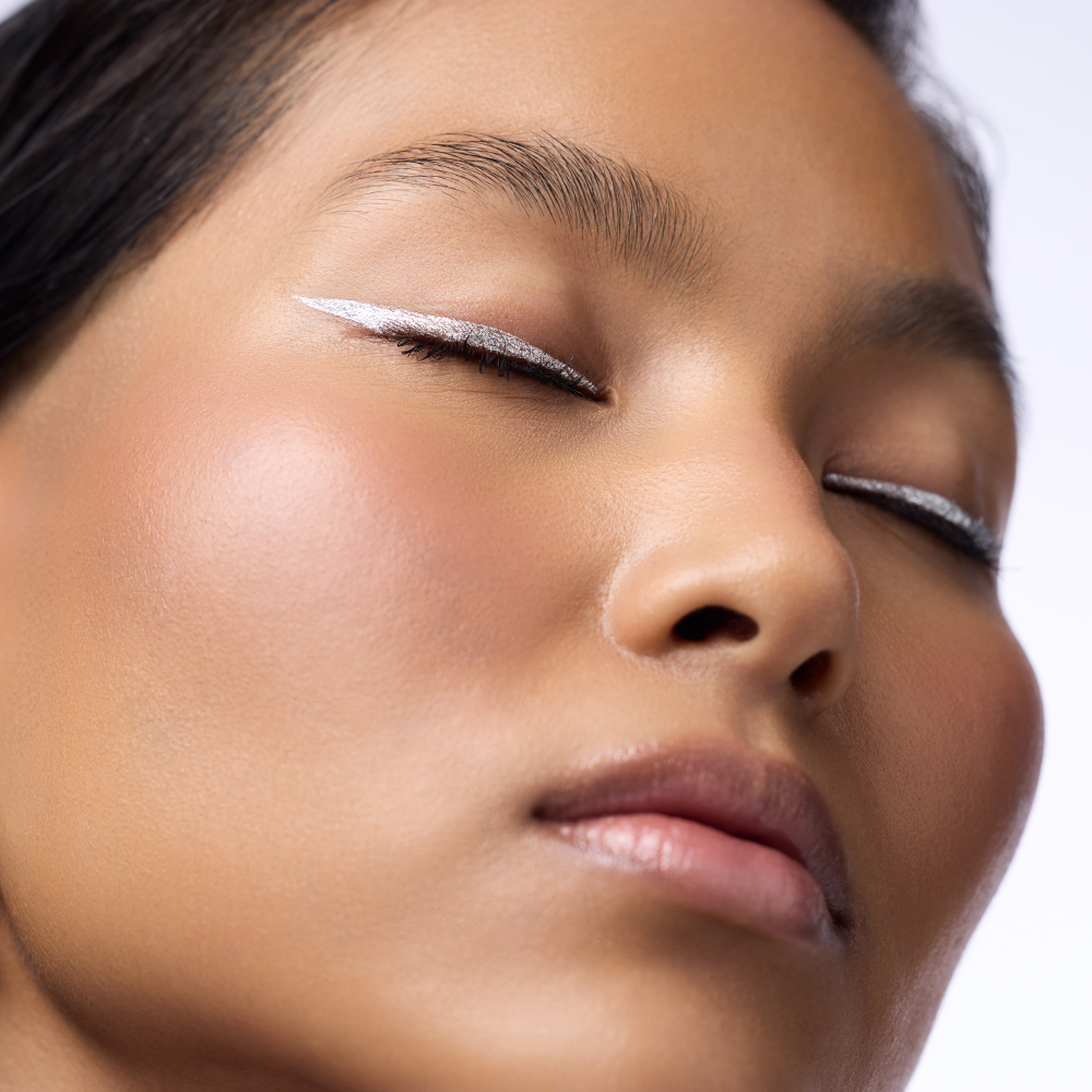 Bild: Catrice Space Glam Liquid Effect Eyeliner 010