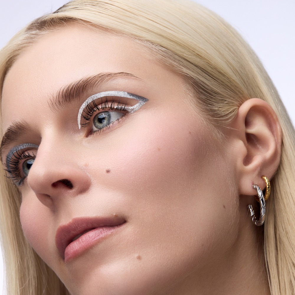 Bild: Catrice Space Glam Liquid Effect Eyeliner 010