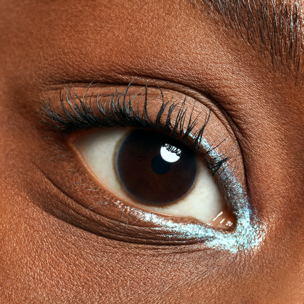 Bild: essence META GLOW duo-chrome eye pencil Chromalicious