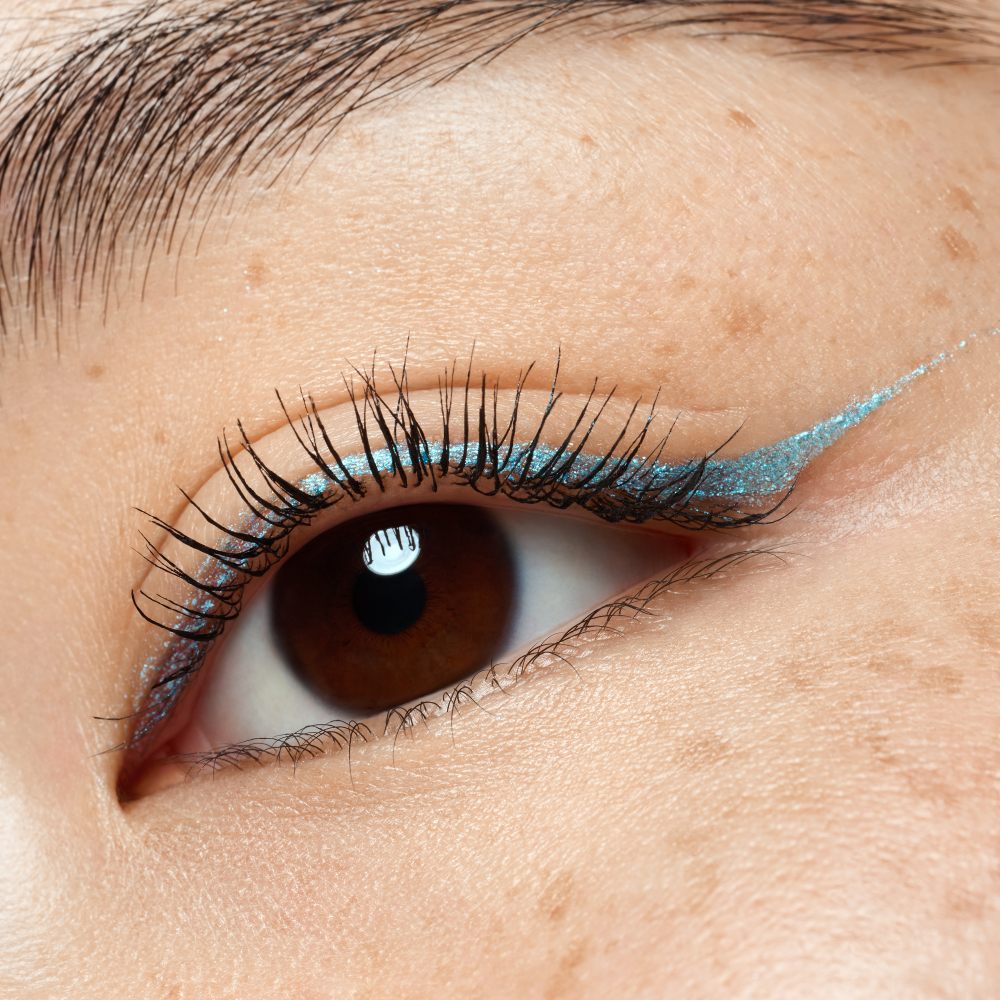 Bild: essence META GLOW duo-chrome eye pencil Chromalicious