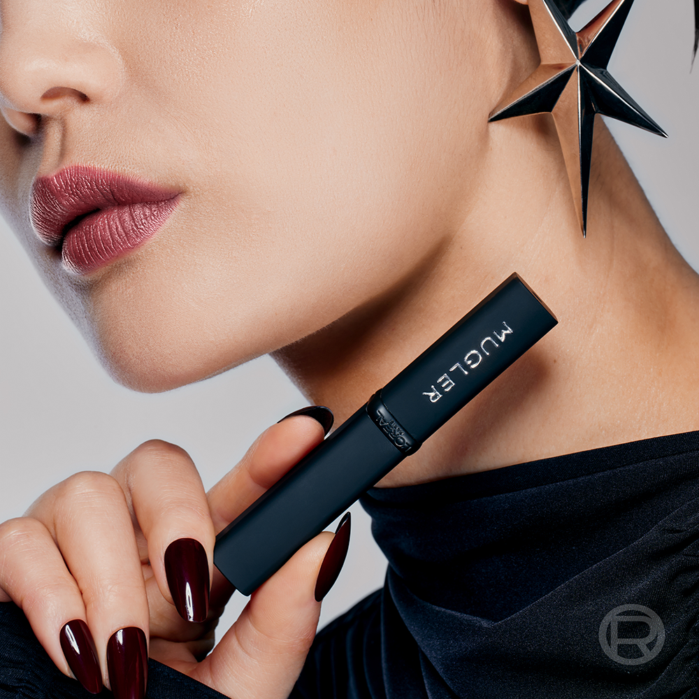 Bild: L'ORÉAL PARIS Mugler Power Matte Lipstick 01